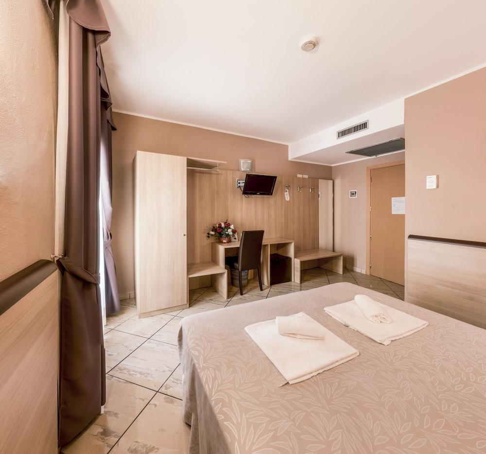 Hotel Brianza Milan Exterior photo